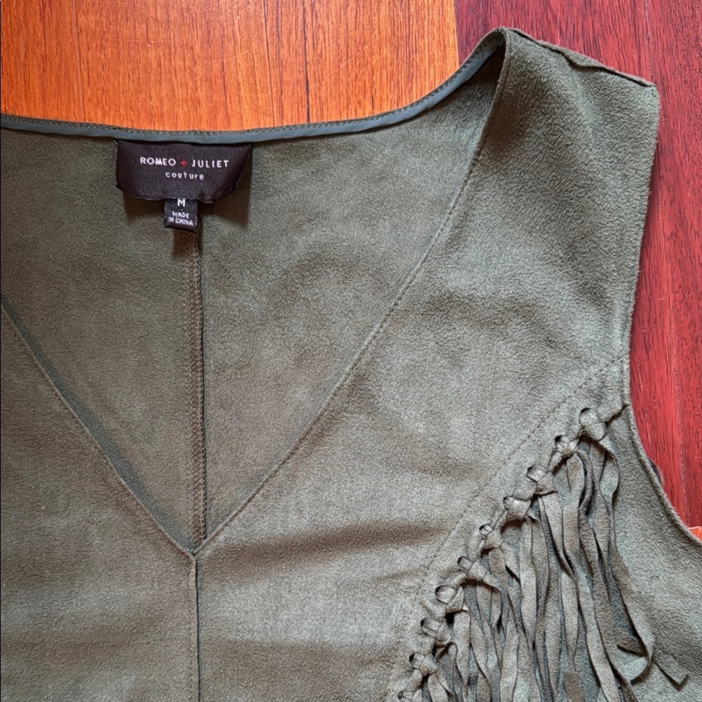 Romeo & Juliet Couture | Green Suede Fringe Crop Tank | Size Medium - Picture 3 of 4